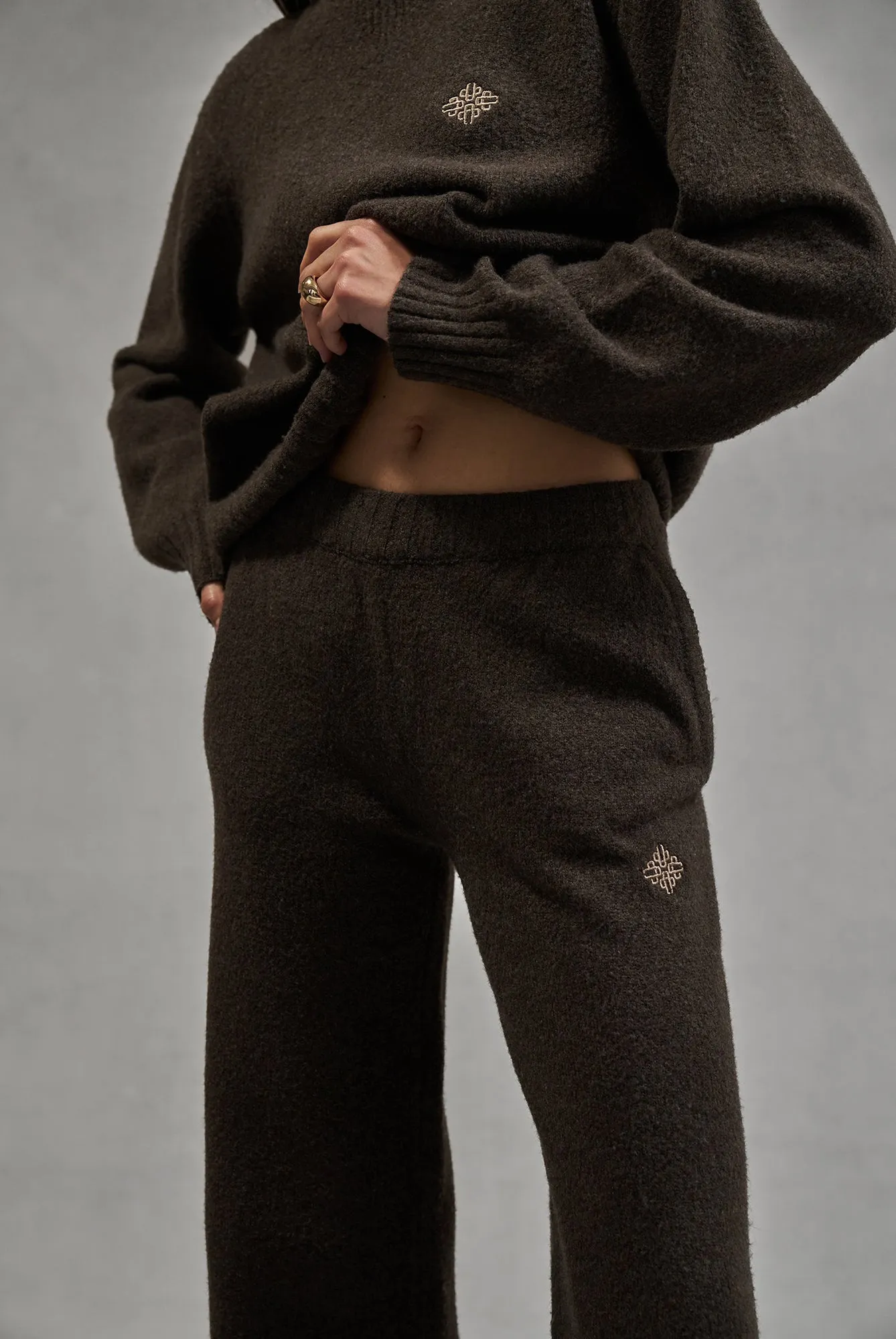 FLUFFY KNIT EMBLEM EMBROIDERED JOGGER - BROWN