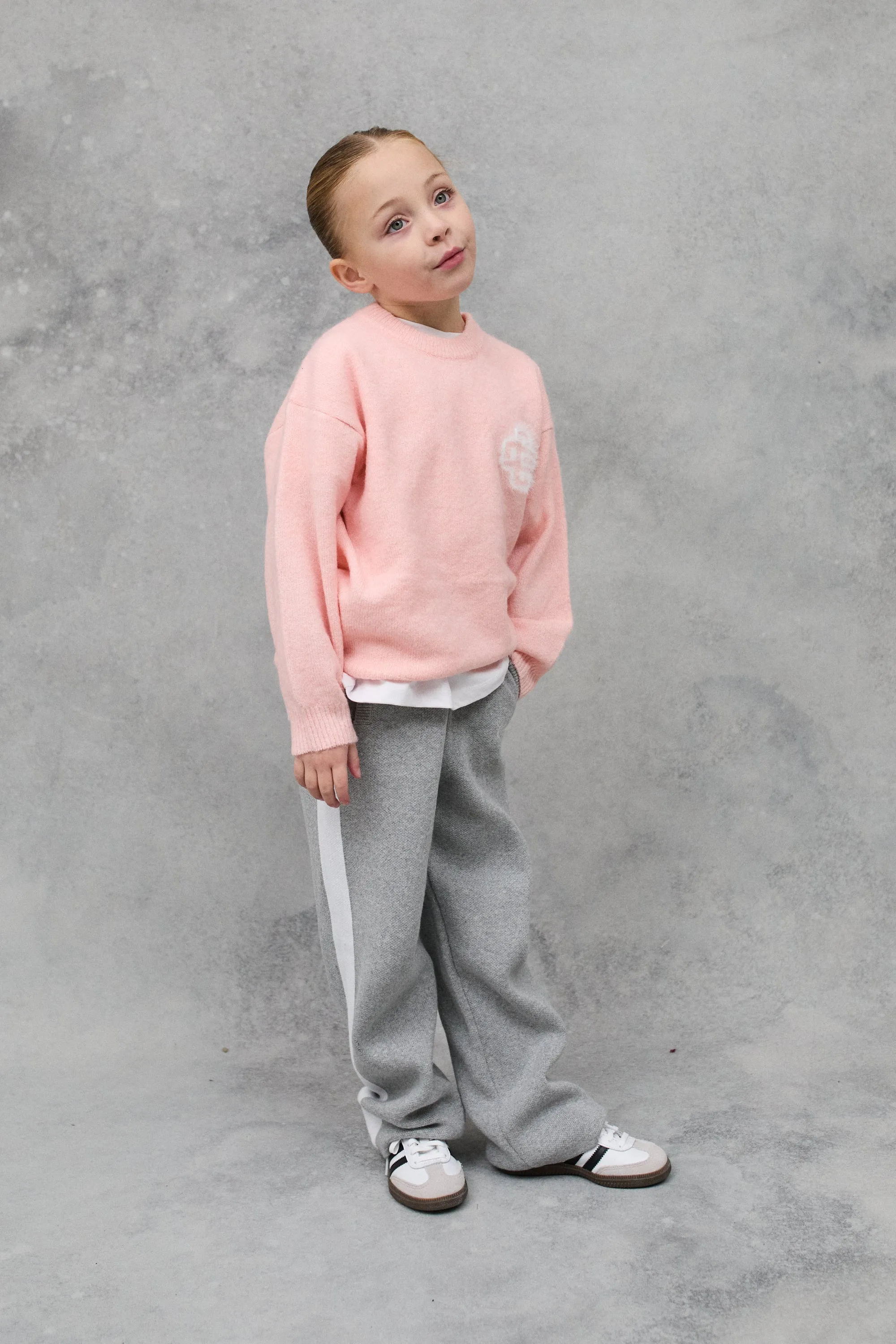 JNR FLUFFY KNIT EMBLEM CREW - PINK