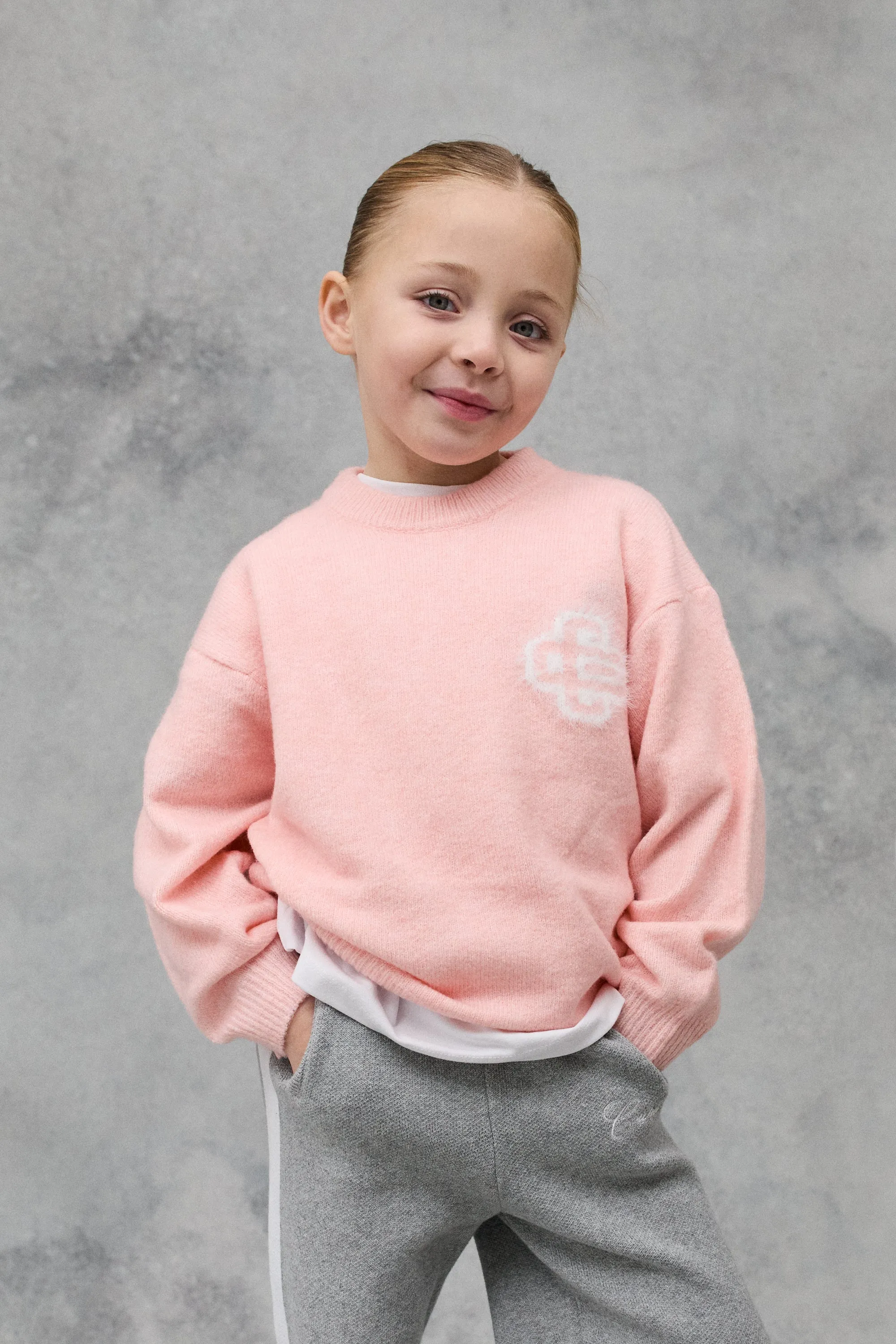 JNR FLUFFY KNIT EMBLEM CREW - PINK