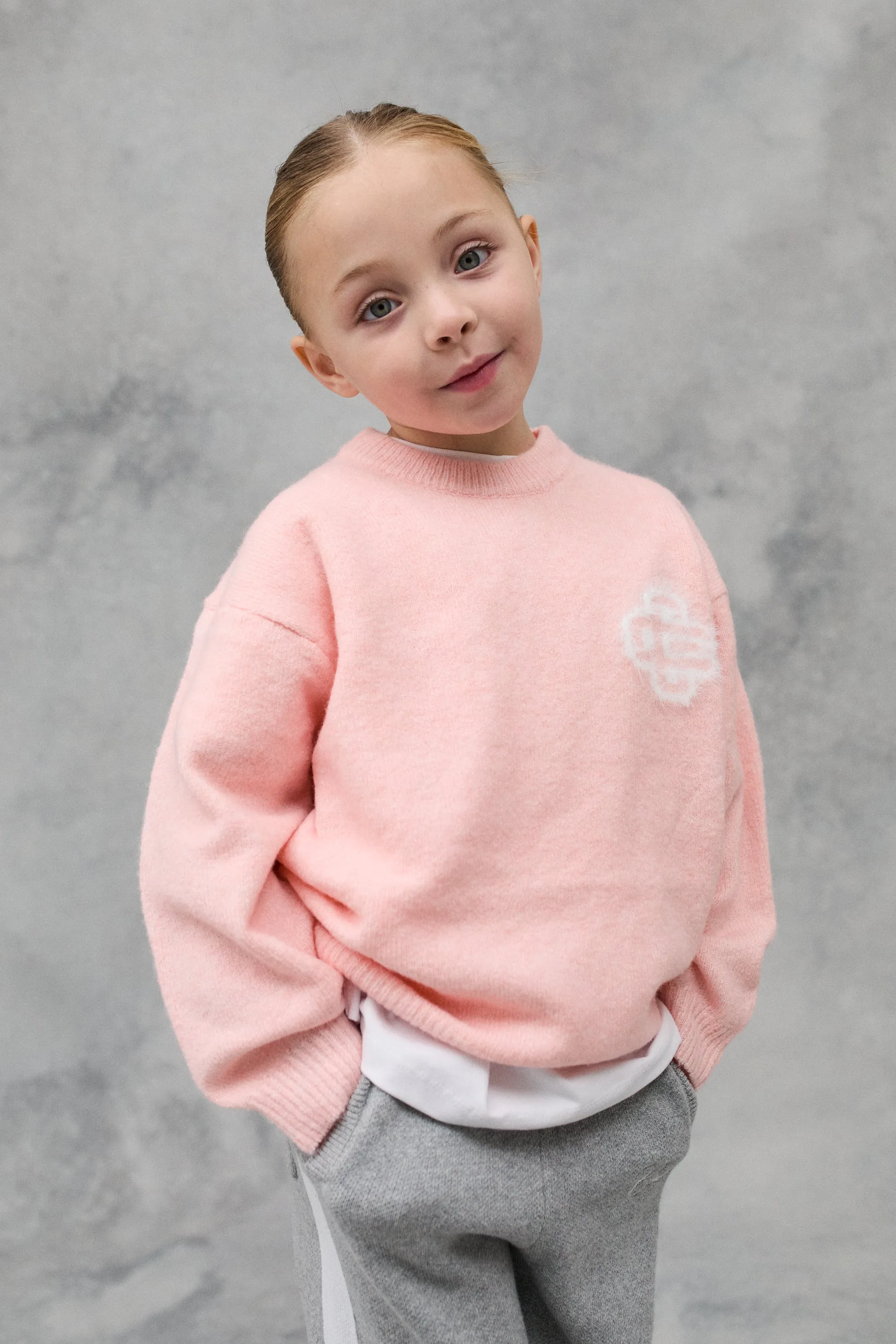 JNR FLUFFY KNIT EMBLEM CREW - PINK