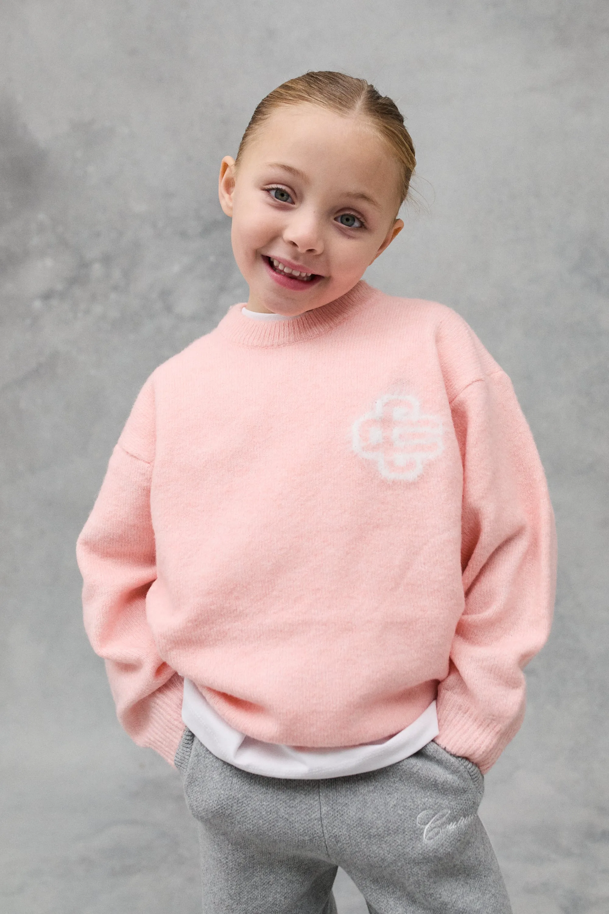 KIDS FLUFFY KNIT EMBLEM CREW - PINK