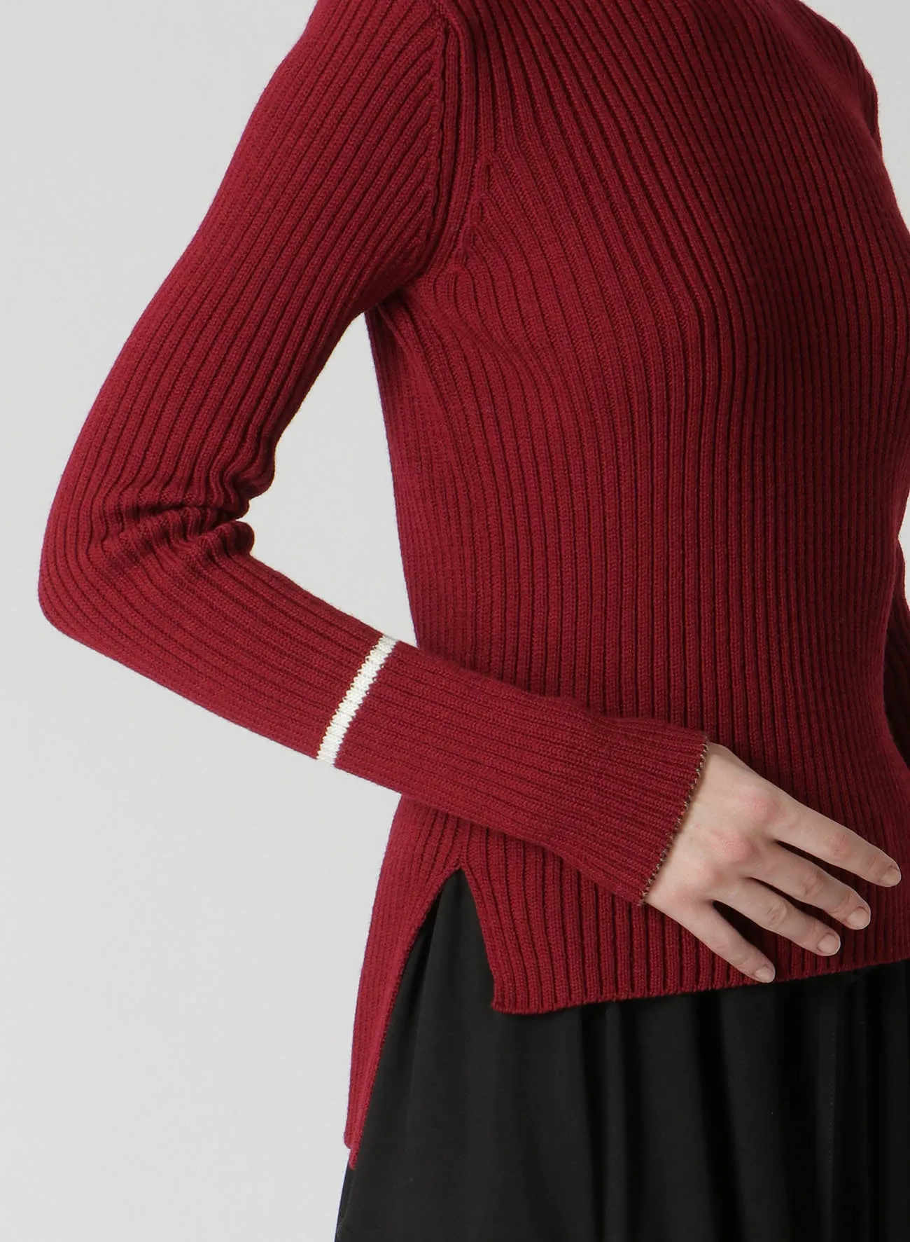 RIB KNIT ROUND NECK PULLOVER